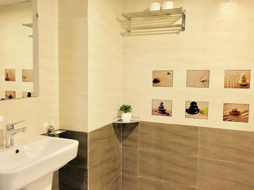 Ένα μπάνιο στο V House 5 Serviced Apartment