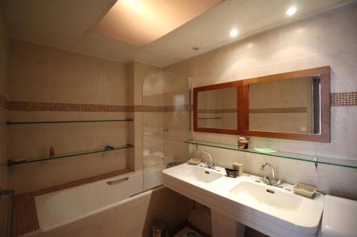 Bilik mandi di AGENCIA appartement Rue d'Antibes