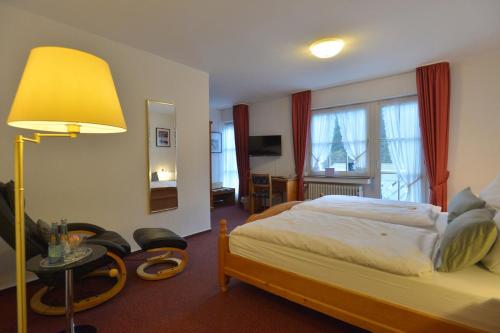1 dormitorio con 1 cama, 1 mesa y 1 lámpara en Haus Dumicketal en Drolshagen