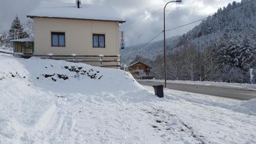 una pila de nieve al costado de un camino en Gite de L'ours, en La Bresse