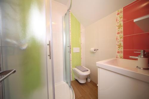 Bilik mandi di Apartments Planica