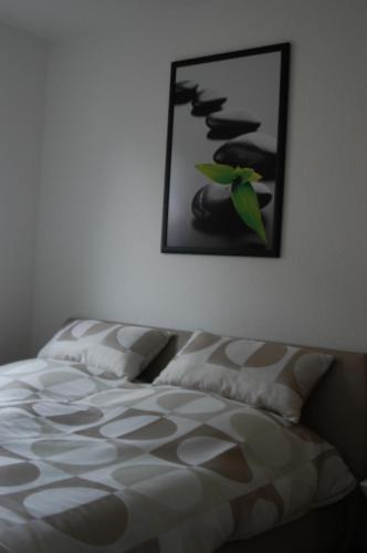 a bedroom with a bed and a picture on the wall at Appartement Munz in Kirchheim unter Teck