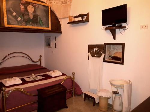 マルティナ・フランカにあるB&B Michelinaのベッドルーム1室(ベッド1台、壁掛けテレビ付)
