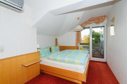 een slaapkamer met een groot bed en een raam bij Appartementhaus Drobnik in Bad Füssing
