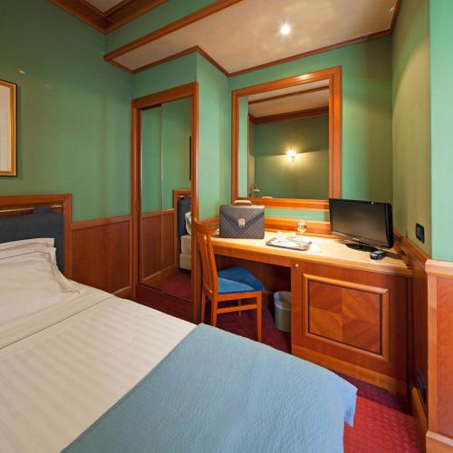 Postel nebo postele na pokoji v ubytování Arosio Hotel