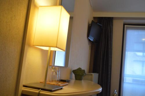 TV a/nebo společenská místnost v ubytování Hotel Honfleur