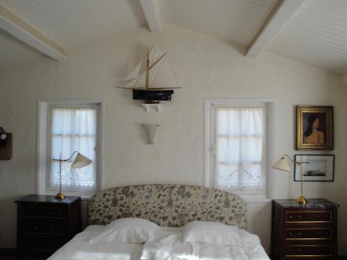 A bed or beds in a room at Le Buzet Bleu Bed & Breakfast
