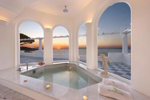 Villa con jacuzzi y vistas en Villa Silvana Relais, en Sorrento