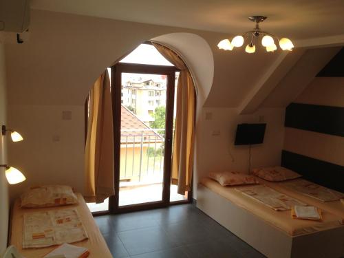 twee bedden in een kamer met een raam bij GoodRest Nesebar in Nesebar