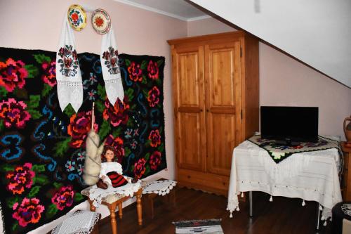 a living room with a couch with a blanket at Pensiunea Lido Moisei in Moisei