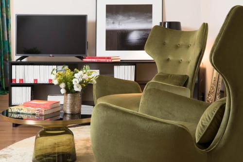 Hôtel Cardinal Bordeaux Centreにあるテレビまたはエンターテインメントセンター
