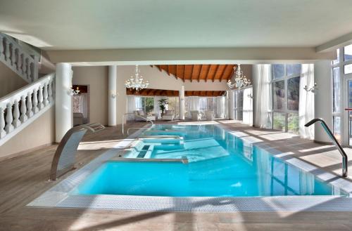 Bazén v ubytování Hotel & SPA Bringué nebo v jeho okolí