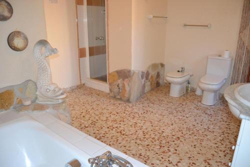 ハベアにあるCasa Ireneのバスルーム(シャワー、トイレ、バスタブ付)