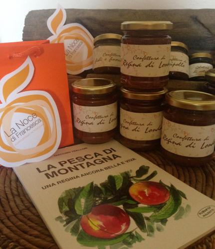 a group of jars of honey and a box of food at Resort con vista nel Chianti Rufina in Londa