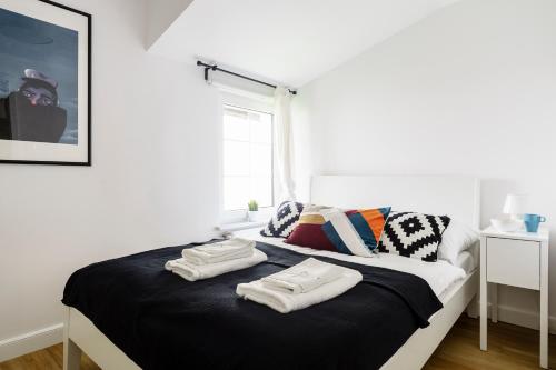 ソポトにあるStockholmのベッドルーム1室(ベッド1台、タオル2枚付)