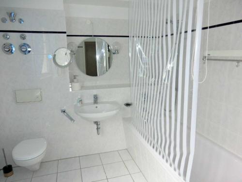 ツィノヴィッツにあるAppartement Residenz Bellevue Whg 22の白いバスルーム(トイレ、シンク付)