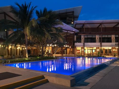 Bazén v ubytování Creys condo at Pico de Loro Cove nebo v jeho okolí