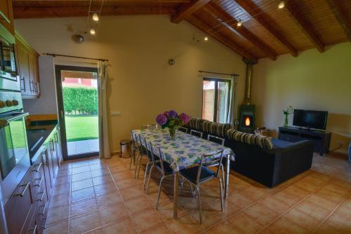 a living room with a table and a couch at Casona de Llanorrozo Apartamentos Rurales in Oviñana