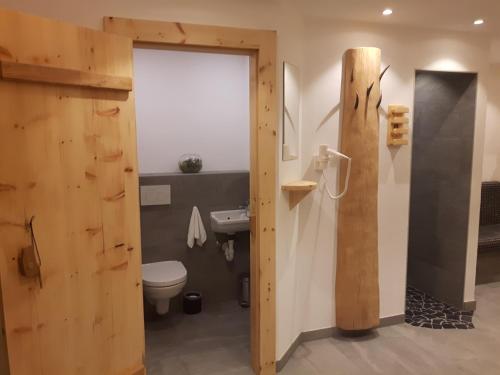La salle de bains est pourvue de toilettes et d'un lavabo. dans l'établissement Appartement Catrin mit Wellnessbereich und Aroma-Anwendungen, à Ried im Zillertal
