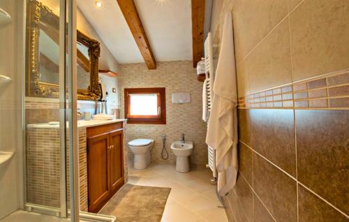 een badkamer met een toilet, een wastafel en een douche bij CA' LEONE - Sans Souci - Apartment with Pool in Mira