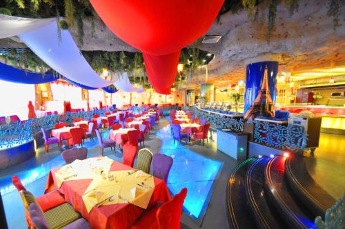 a restaurant with tables and chairs in a room at Grand Metropark Wanshi Hotel Taiyuan in Taiyuan