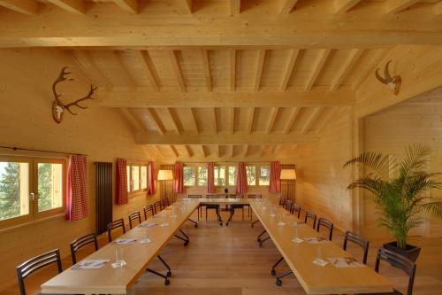 comedor grande con mesas y sillas largas en Schatzalp Hotel, en Davos