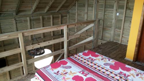 1 dormitorio con 1 cama en una habitación de madera en Cabana Rústica Praia do Sonho, en Palhoça