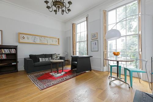 uma sala de estar com um sofá e uma mesa em JOIVY Cosy 1-bed flat in Angel, close to tube em Londres