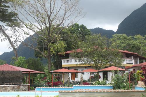 a building with red umbrellas in front of it at Hotel Valle Verde in Valle de Anton