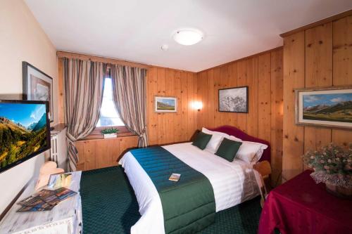 Letto o letti in una camera di Hotel Alpina