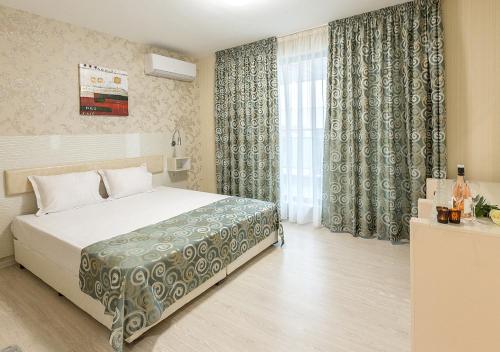 En eller flere senge i et værelse på Hotel Capri