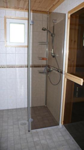 Kylpyhuone majoituspaikassa Heidihaus