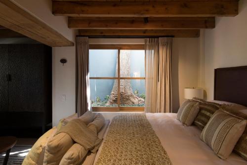 a bedroom with a large bed with a large window at La Casa Rodavento in Valle de Bravo