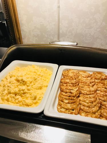 two trays of food on a counter top at Nynäsgården Hotell & Konferens in Nynäshamn
