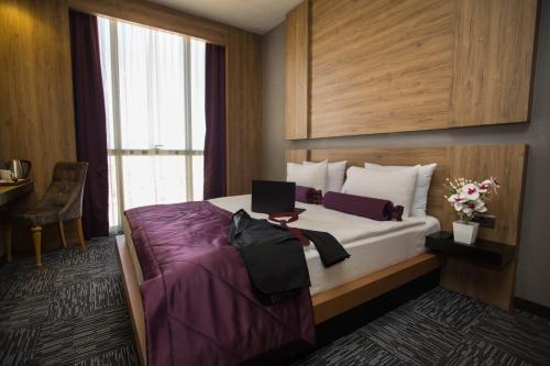 Ένα ή περισσότερα κρεβάτια σε δωμάτιο στο SKY Business Hotel