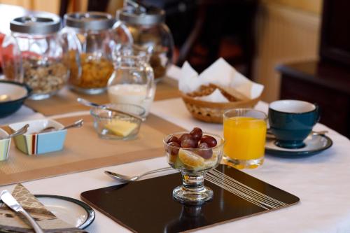 a table with a drink and a bowl of fruit at Old Fort Lodge in Sligo