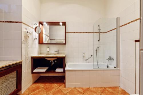 A bathroom at Grandhotel Brno