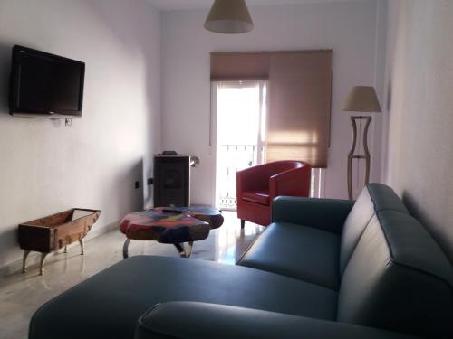 マラガにあるPop Art House Center 2 Bedroomsのリビングルーム(青いソファ、テーブル付)