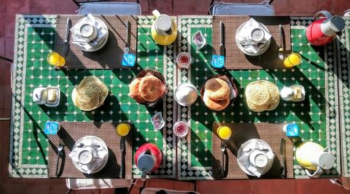 een tafel met een heleboel borden en hoeden erop bij Riad Al Karama in Marrakesh