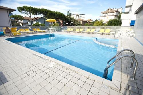 Bazén v ubytování Hotel Giunchi nebo v jeho okolí