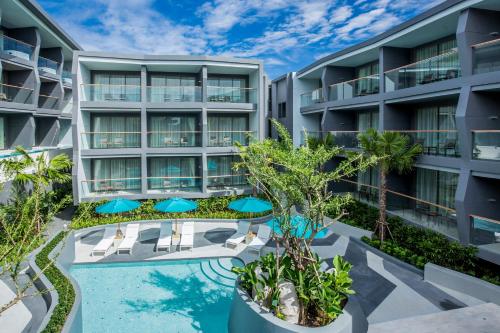 una imagen de un edificio de apartamentos con piscina en The SIS Kata, Resort - SHA Plus, en Kata Beach