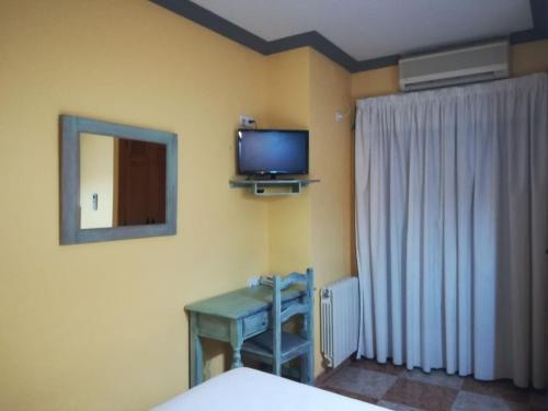 En TV eller et underholdningssystem på Hostal Venta del Peral