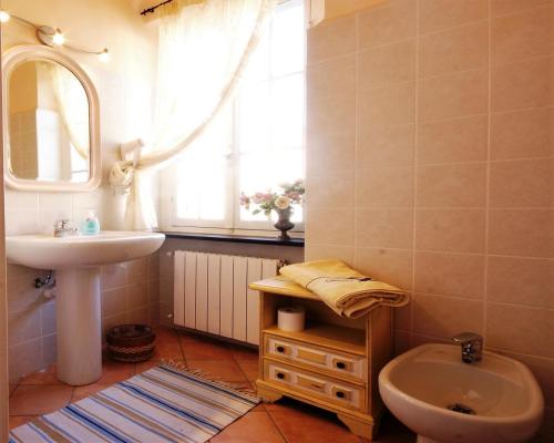 ドルチェードにあるCasa del mulino 1のバスルーム(洗面台、トイレ、鏡付)