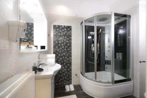 A bathroom at Xenonas Epavli
