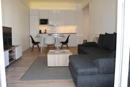 un salon avec un canapé et une table dans l'établissement Nice Plein Centre, Calme et Proche de la mer, à Nice