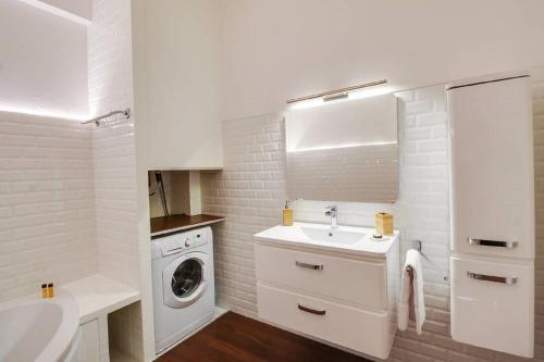 La salle de bains blanche est pourvue d'un lavabo et d'un lave-linge. dans l'établissement Nice Plein Centre, Calme et Proche de la mer, à Nice