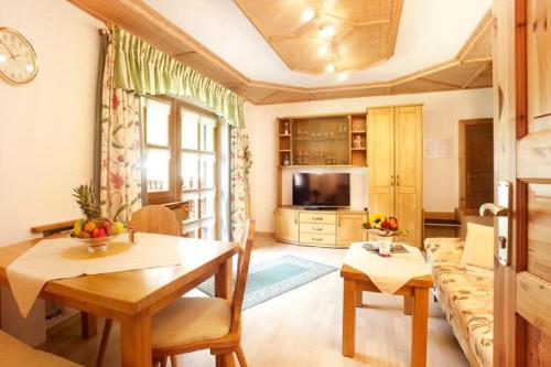 Gästehaus Apfelbacherにあるテレビまたはエンターテインメントセンター