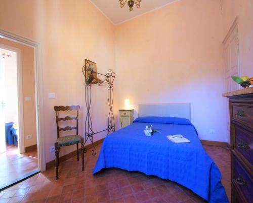 ドルチェードにあるCasa del mulino 2のベッドルーム(青いベッド1台、椅子付)