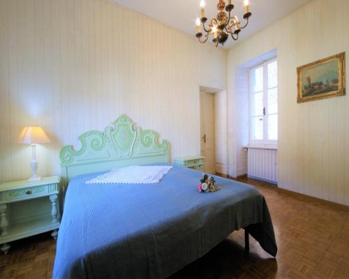 ドルチェードにあるCasa del mulino 3のベッドルーム(青いベッド1台、シャンデリア付)