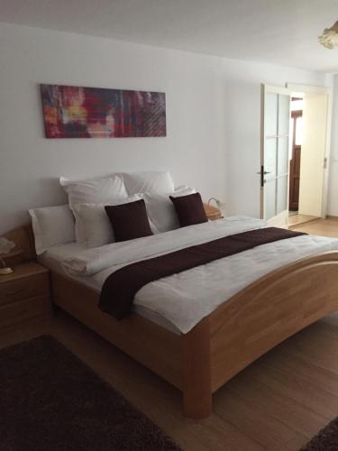 sypialnia z dużym łóżkiem z białą pościelą i poduszkami w obiekcie Xenopol Grand Studio w Sybinie